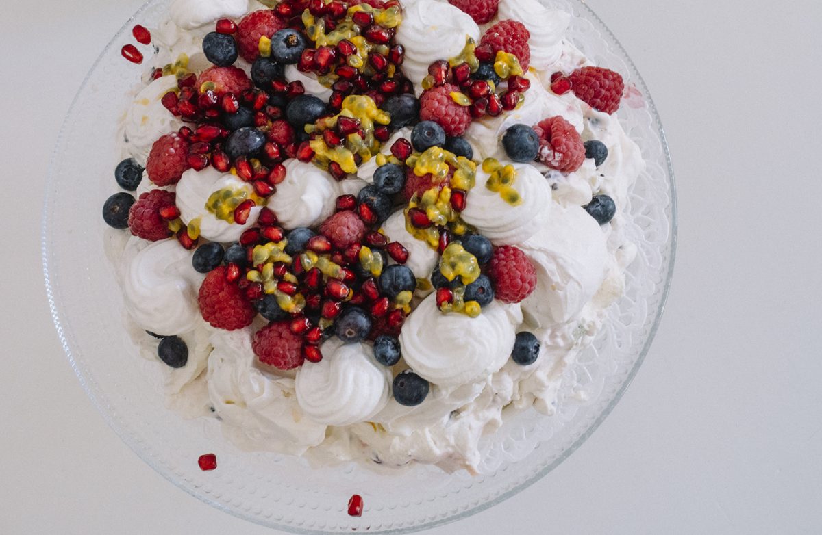 Pavlova – pääsiäisen marjaisa marenkikakku