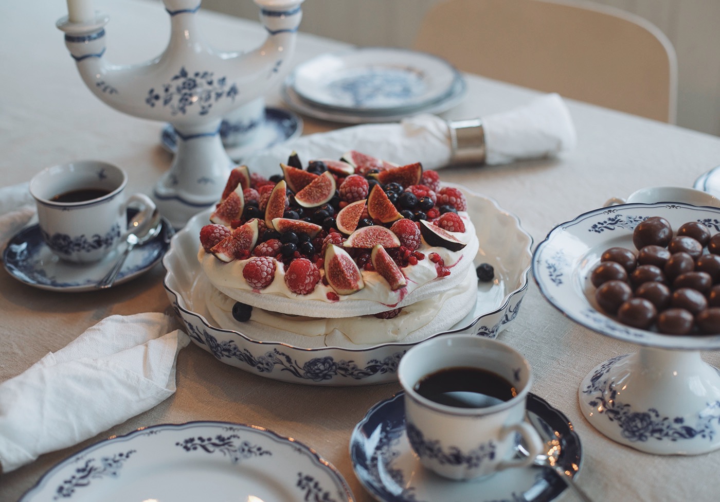 Jouluinen kahvipöytä: klassisen kaunis Aspvik-astiasto ja upea Pavlova