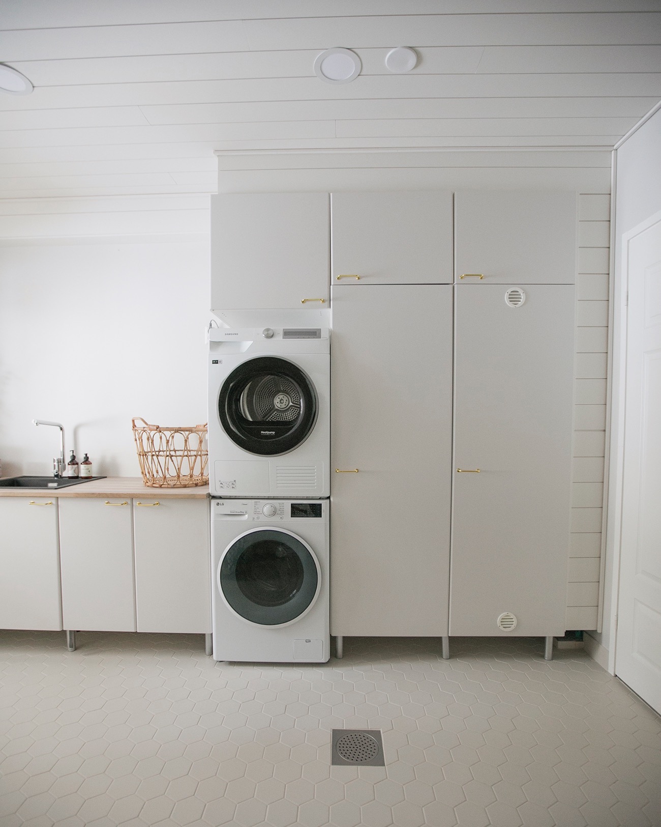 Kodinhoitohuoneen kaapistojen maalaus